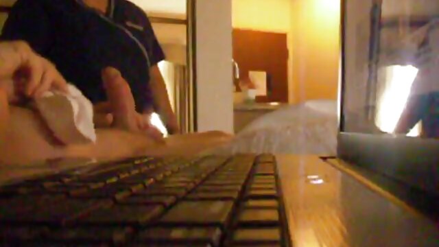 Porno Frau zog ihren Freund weg und wurde pornofilme online gratis auf der Couch gefesselt